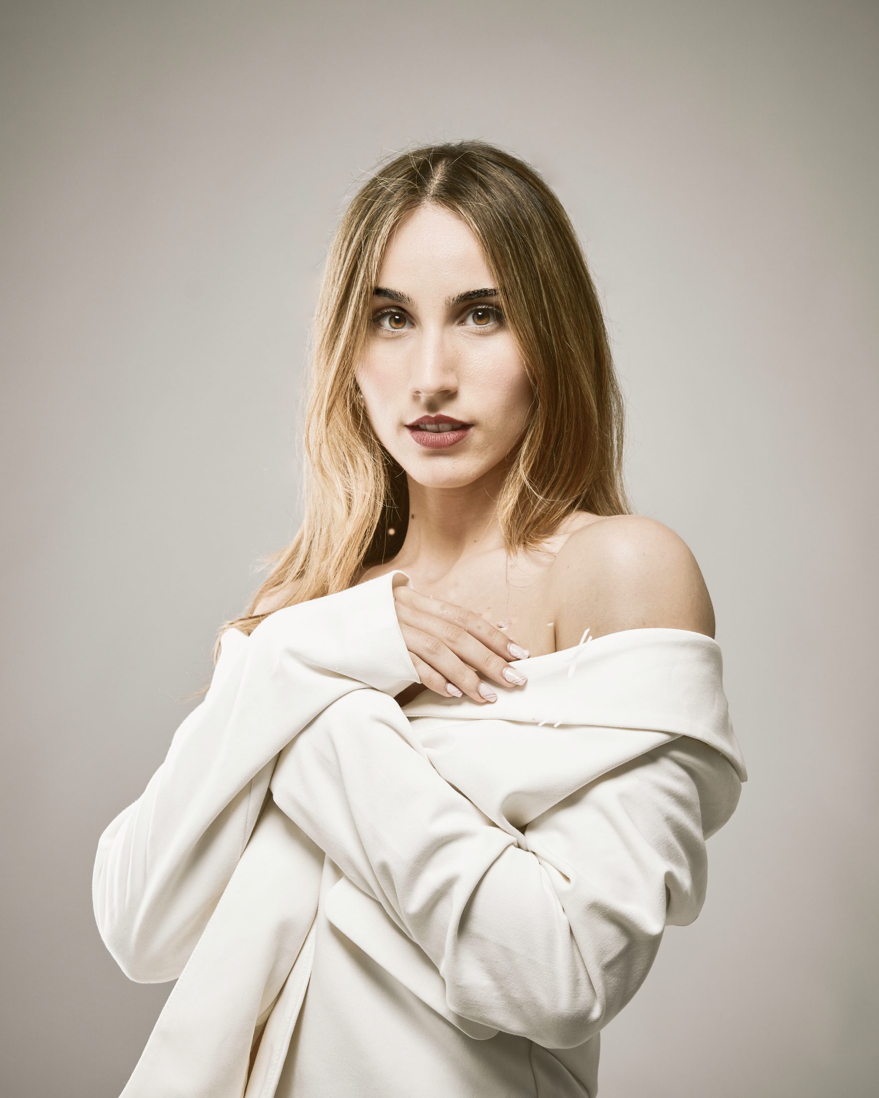 Retrato profesional de modelo en estudio