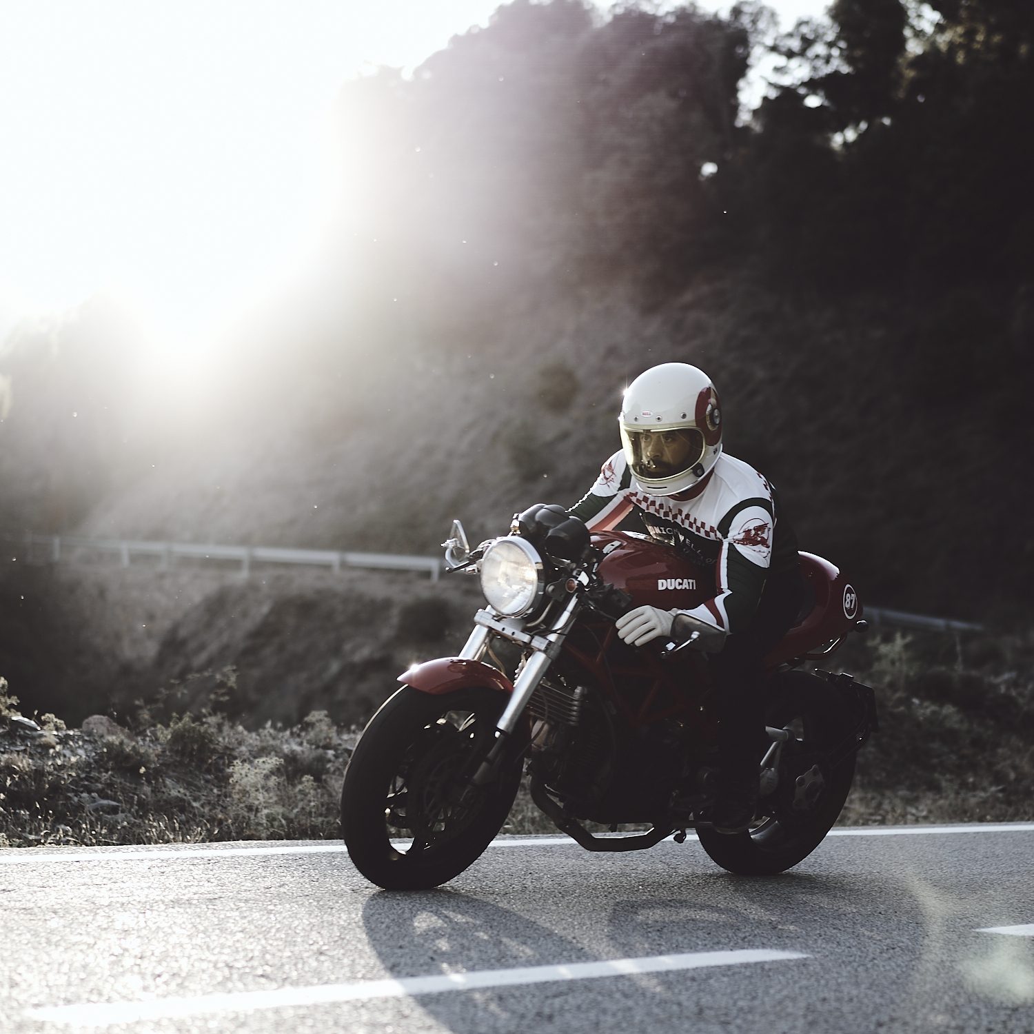 Fotografía lifestyle de moto en carretera
