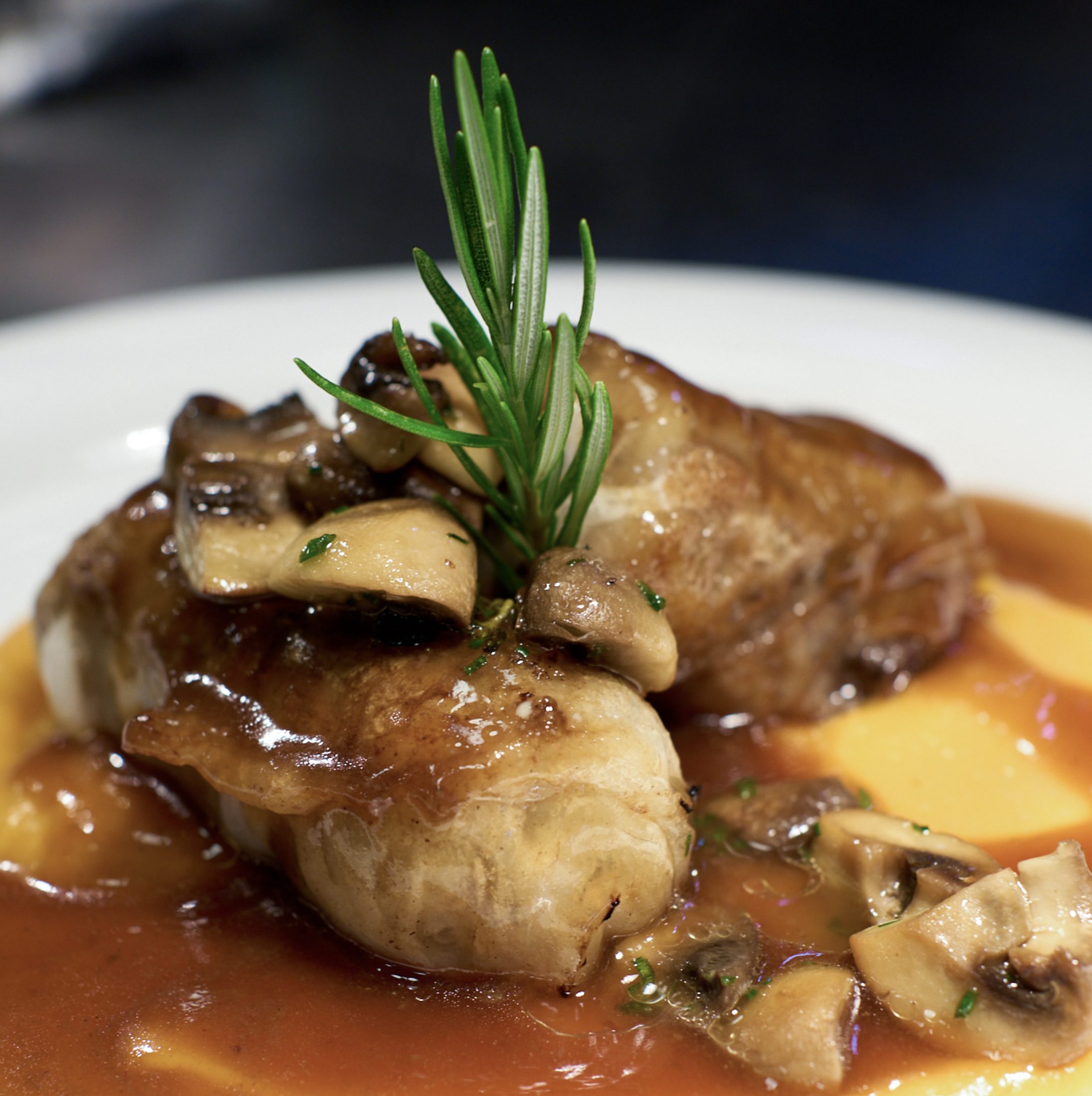 Fotografía de plato con romero para restaurante